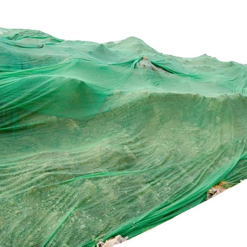 निर्माण स्थल पर धूल निवारण जाल का कार्य